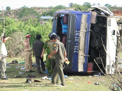 Lật xe khách, hơn 40 người chết, bị thương