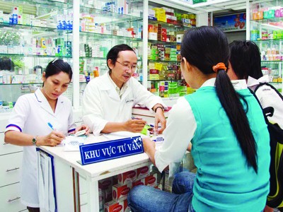 Người bệnh mua thuốc được dược sĩ tư vấn tại một nhà thuốc đạt GPP