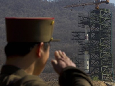 Lính Triều Tiên trước bệ phóng tên lửa Unha-3 hồi tháng 4