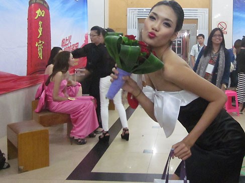 Siêu mẫu châu Á 2012: Lan Khuê ghi điểm đầu tiên