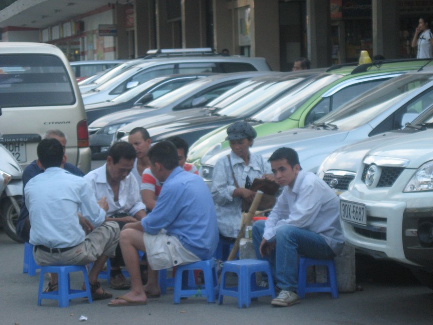 Lác đác vài người hút thuốc lá ở cổng ga Hà Nội. Ảnh: Văn Việt