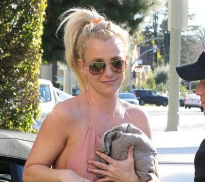 Britney Spears xuống phố quên mặc nội y