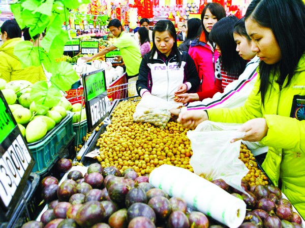 2012 là năm Chính phủ quyết tâm cao kiềm chế lạm phát ổn định kinh tế vĩ mô (người dân mua hàng tại siêu thị Big C, Hà Nội). Ảnh: Hồng Vĩnh