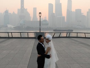 Một cặp đôi chụp ảnh cưới trong khung cảnh mù mịt khói sương ô nhiễm ở Thượng Hải, Trung Quốc hôm 7/11