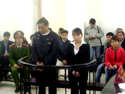 Bị cáo Lê Quang Minh và Nguyễn Thị Lập tại phiên tòa