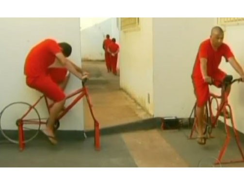 Các tù nhân được giảm án nhờ đạp xe