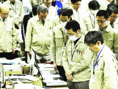 Các quan chức TP Fukushima mặc niệm tưởng nhớ nạn nhân động đất, sóng thần Ảnh: AP