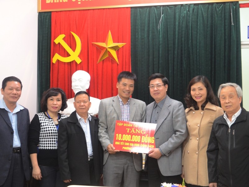 Tập đoàn Tài chính Việt trao quà cho hộ nghèo phường Hàng Bông
