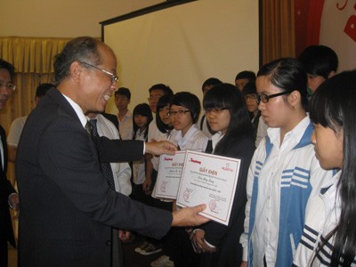 Học sinh nghèo nhận học bổng của Prudential và Tiền Phong