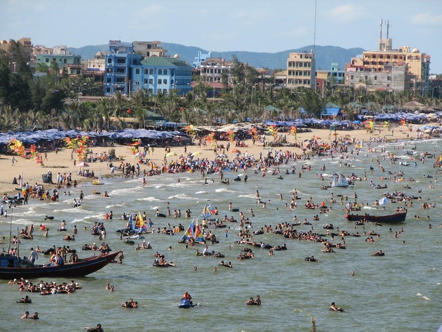 Bãi biển xinh đẹp Sầm Sơn (Thanh Hóa) bắt đầu đón khách du lịch mùa hè năm 2011.Ảnh: Hoàng Lam.