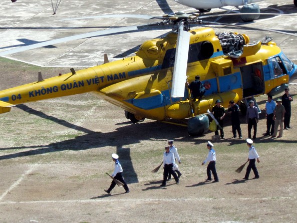 Trực thăng đưa ngư dân bị nạn ở Trường Sa về bờ