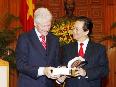 Thủ tướng Nguyễn Tấn Dũng tặng cựu Tổng thống Mỹ Bill Clinton cuốn sách Đời tôi Bill Clinton do Nhà xuất bản Bộ Công an phát hành Ảnh: TTXVN