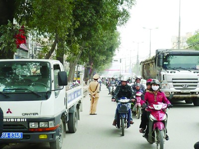 Thay vì ngăn chặn, sáng qua CSGT trên đường Nguyễn Trãi đã để cho xe tải hãng Dung Cầu đi vào giờ cấm, đường cấm