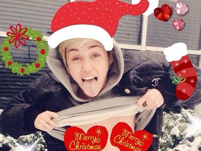 Miley Cyrus vạch áo khoe ngực giữa trời lạnh