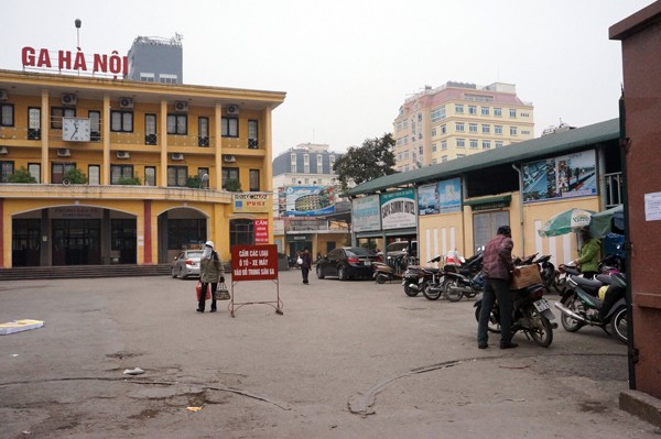 Bãi xe tại ga Hà Nội đang thả phanh chặt chém