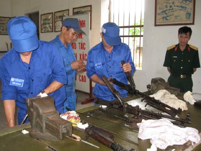 Lính thợ chăm sóc vũ khí