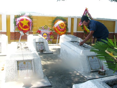 Quây quần mộ gió Trường Sa nơi Nghĩa trang liệt sĩ Đà Nẵng