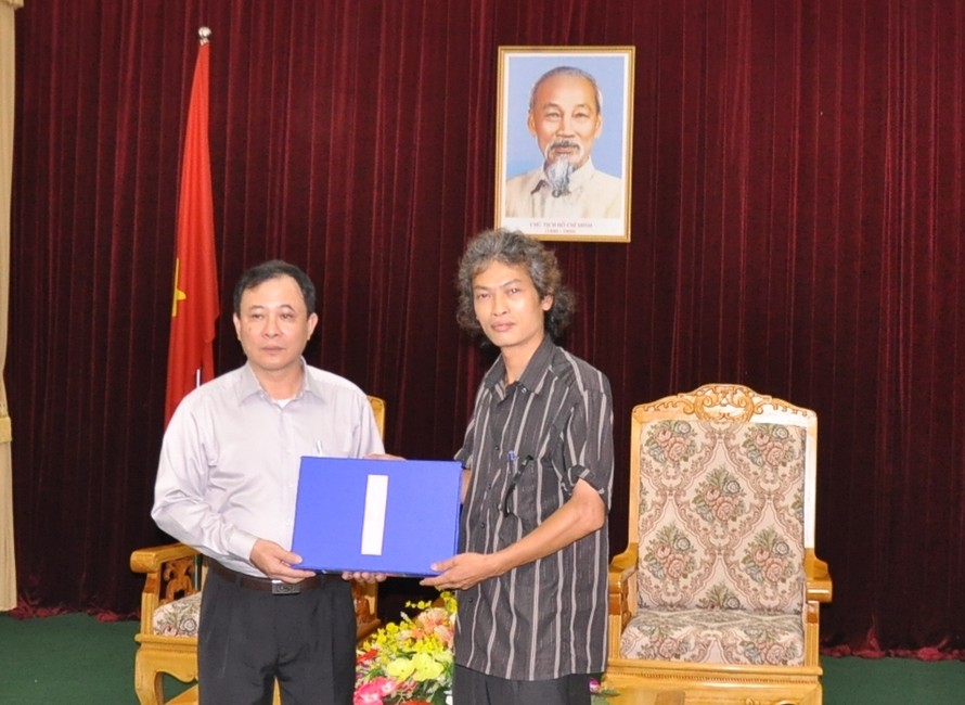 Chủ tịch UBND tỉnh Yên Bái Phạm Duy Cường (trái) tiếp nhận hỗ trợ của báo Tiền Phong