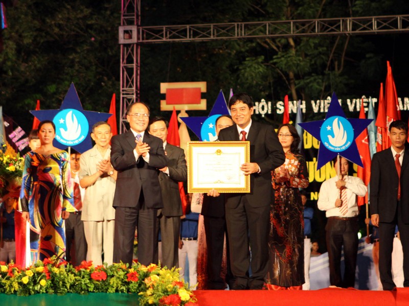 Phó Thủ tướng thường trực Nguyễn Sinh Hùng trao Huân chương Sao Vàng cho Hội Sinh viên Việt Nam. Ảnh: TTXVN