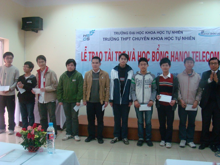 Ông Nguyễn Viết Lãm- chủ tịch hội đồng Ha Noi Telecom trao học bổng cho các em đạt học sinh giỏi quốc gia của trường chuyên tự nhiên