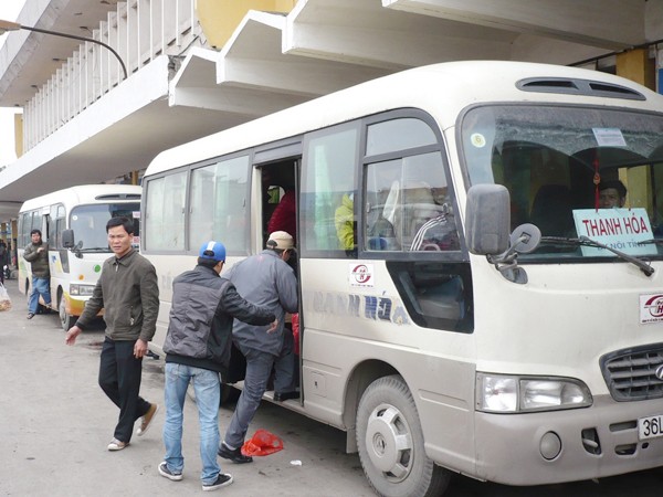 Dịp Tết, một số tuyến xe khách Thanh Hóa tại bến Giáp Bát đã tăng giá vé thêm 50%. Ảnh: Trọng Đảng