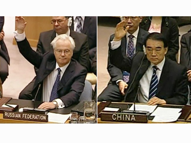 Đại diện của Nga (trái) và Trung Quốc tại LHQ phản đối nghị quyết trừng phạt Chính phủ Syria
