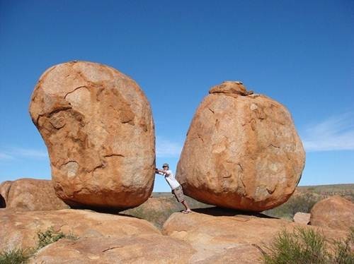 10 tảng đá "chênh vênh" nổi tiếng nhất thế giới