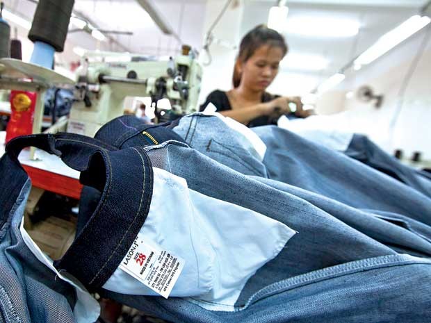 Doanh nghiệp may quần jeans xuất khẩu Lâm Hoài Sơn tại TP.HCM sử dụng toàn bộ nguyên liệu từ các đơn vị sản xuất nguyên phụ liệu trong nước. Ảnh: Lê Quang Nhật