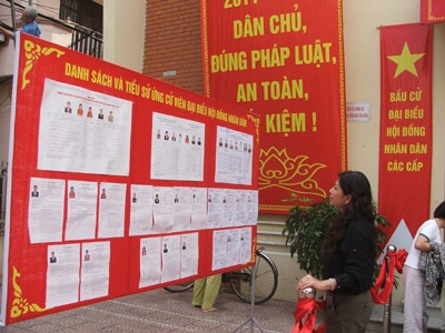 Cử tri tìm hiểu về ứng cử viên tại điểm bầu cử thuộc phường Nghĩa Đô, Cầu Giấy, Hà Nội