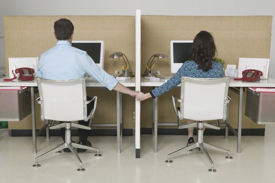 Có nên hẹn hò với đồng nghiệp?