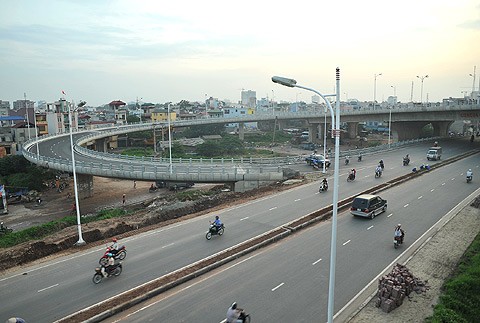 Phân luồng giao thông để sửa chữa đường phía Nam cầu Vĩnh Tuy