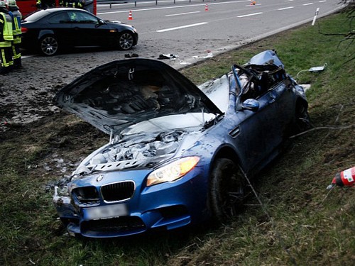 BMW M5 tan tành sau tai nạn