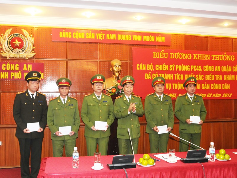 Các cán bộ, chiến sĩ nhận bằng khen của Bộ Công an. Ảnh: Tuấn Nguyễn
