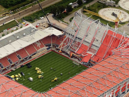 Sập mái che sân vận động ở Hà Lan