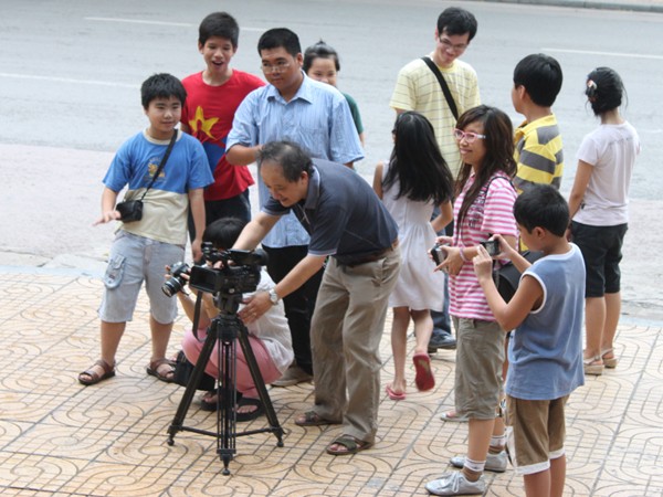 Dạy quay phim, chụp ảnh, đàn miễn phí cho học sinh