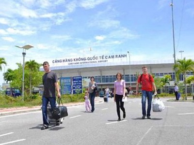 Cách ‘móc túi’ sang trọng ở sân quốc tế Cam Ranh