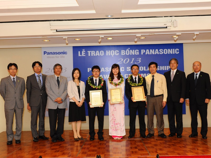 Ba sinh viên xuất sắc nhận được học bổng Panasonic năm 2013