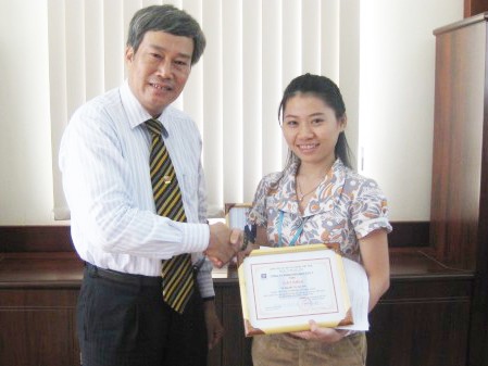 Vân Anh nhận giải Green Prize do Ban Giám đốc công ty trao tặng