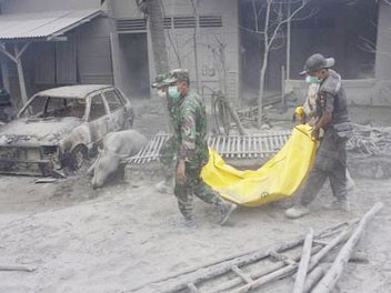 Binh lính Indonesia khiêng thi thể nạn nhân sau vụ núi lửa phun Ảnh: Reuters