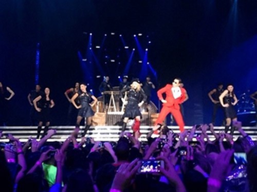 PSY 'nhảy ngựa' cùng Madonna