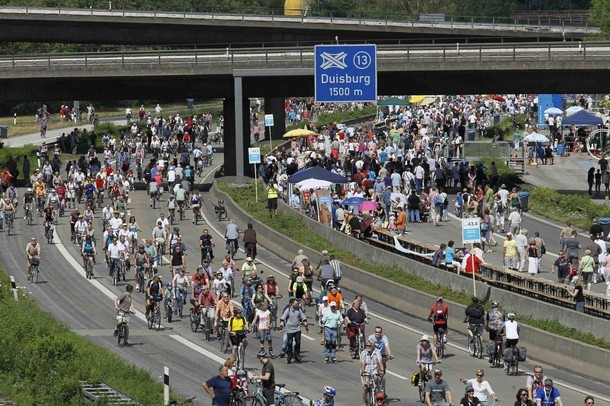 Đức : Hàng triệu người vui chơi trên... đường cao tốc