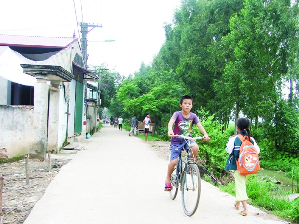 Đường qua thôn Đại Áng được bê tông hóa. Ảnh: Minh Tuấn