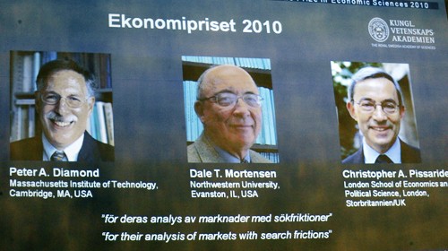 Ba nhà kinh tế học nhận giải Nobel Kinh tế 2010