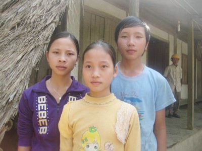 Thêu (ngoài cùng bên trái) cùng hai em Ảnh: D.Ng