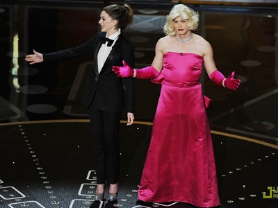 MC của Oscar giả gái trên sân khấu