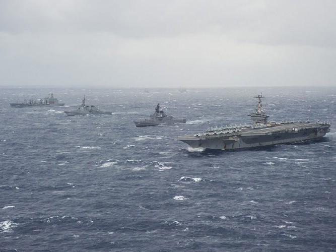 Xem hạm đội Mỹ, Nhật luyện quân trên biển