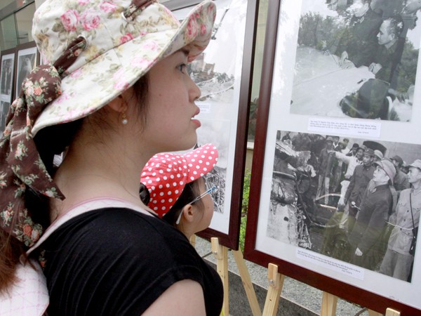 Một người dân đang xem lại những hình ảnh về Đại tướng Võ Nguyên Giáp trên phố Lý Thường Kiệt