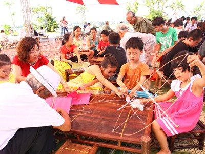 Đặc sắc lễ hội thả diều ‘Bay cùng Vincom Village’
