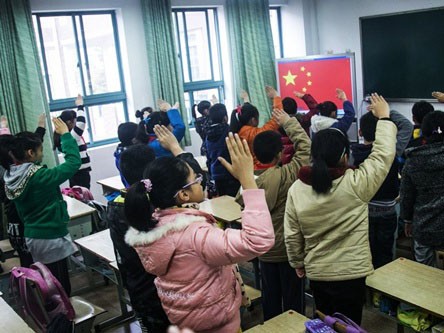 Không khí ô nhiễm, học sinh Trung Quốc chào cờ trước tivi