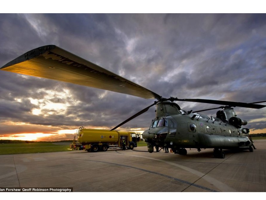 Máy bay Chinook đang tiếp nhiên liệu ở căn cứ RAF Shawbury